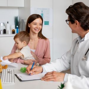 joven madre toddle pediatra consulta 23 2149187448